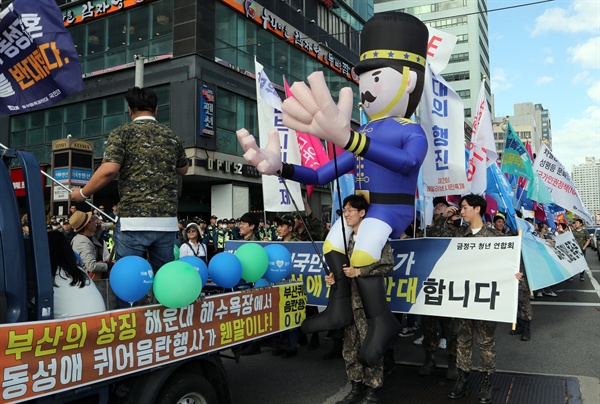 주말인 13일 오후 부산 해운대 구남로에서 열린 제2회 부산퀴어문화축제를 반대하는 단체 회원들이 행진하고 있다.