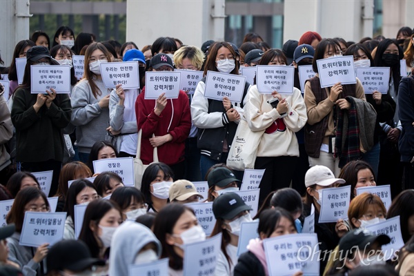 동덕여대, '트위터 알몸남' 강력 처벌 촉구 동덕여대 학생들이 15일 오후 서울 성북구 동덕여대 본관 앞에서 필리버스터를 열고 최근 한 남성이 강의실등에 무단 침입해  음란행위 영상을 찍어 올린 사태를 두고 경찰수사와 교내 안전 보장 등을 촉구하고 있다. 