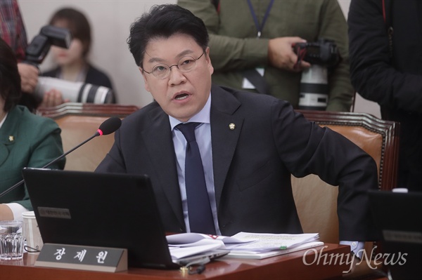 장제원 자유한국당 의원. 사진은 지난 10월 15일 오후 서울 여의도 국회에서 열린 법제사법위원회의 법제처 대한 국정감사에 참석해 김외숙 법제처장에게 질의하고 있는 모습. 