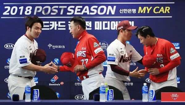 '좋은 경기 보여줍시다' 15일 오후 고척 스카이돔 2층에서 열린 2018 신한은행 마이카 KBO 와일드카드 결정전 미디어데이에서 참석자들이 악수하고 있다. 왼쪽부터 넥센 박병호, KIA 김기태 감독, 넥센 장정석 감독, KIA 안치홍. 2018.10.15