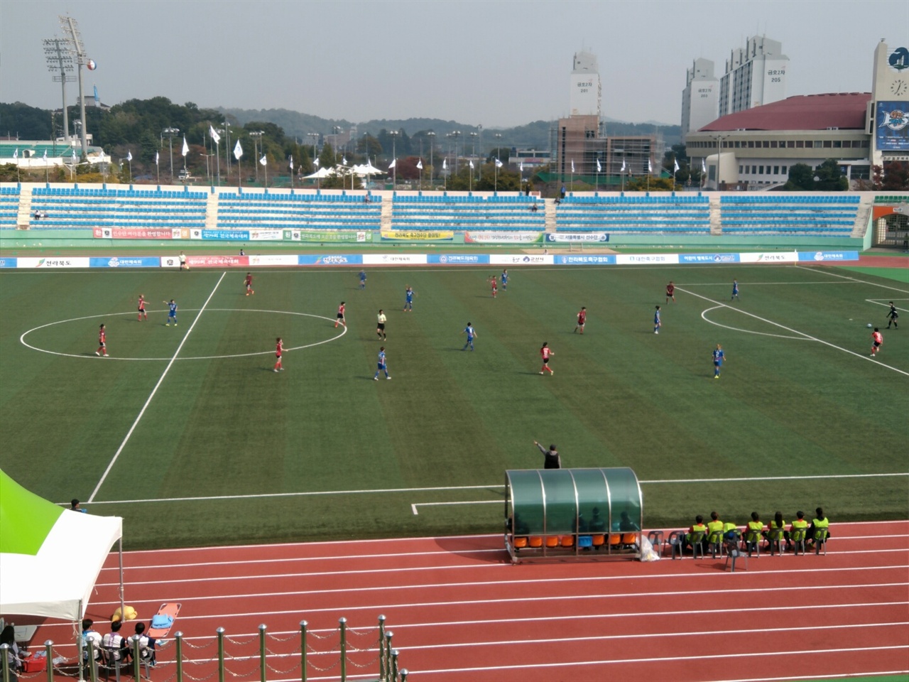  인천현대제철(푸른색 유니폼)과 수원도시공사의 4강전 경기 모습