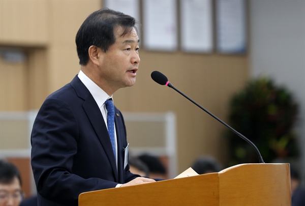 권병윤 한국교통안전공단 이사장이 15일 경북 김천 한국도로공사에서 열린 국회 국토교통위원회 국정감사에서 업무보고를 하고 있다. 2018.10.15