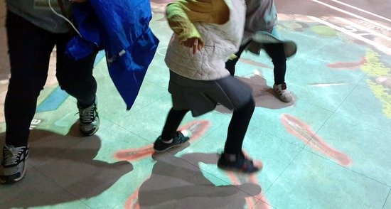 유아로 보이는 이가 지난 14일 우포늪 생태체험장 전시관에서 '물고기 밟기'를 하고 있다.  