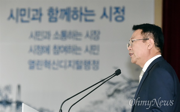 10월 15일 오전 인천시정 대회의실에서 진행된 박남춘 시장 취임 100일 기자회견.