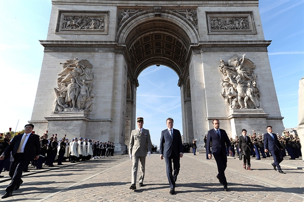 중앙유럽 시각으로 15일 오후 프랑스 파리 개선문에서 열린 공식환영식 및 무명용사의 묘 헌화에 참석한 문재인 대통령.