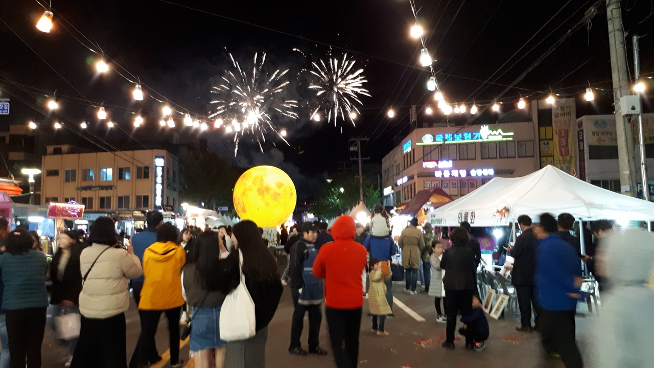 13일 팔마시민예술제 개막식 후 열린 아트불꽃 쇼를 시민들이 감상하고 있다. 