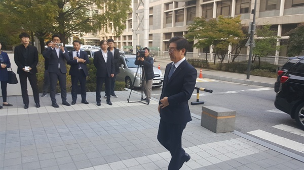 이재명 경기도지사가 16일 오후 4시 여배우 김부선씨가 주장한 신체의 큰 점과 관련 자진해서 신체 검증을 받기 위해 아주대병원으로 들어가고 있다.
