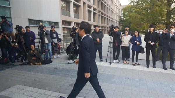 이재명 경기도지사가 16일 오후 4시 여배우 김부선씨가 주장한 신체의 큰 점과 관련 자진해서 신체 검증을 받기 위해 아주대병원으로 들어가고 있다.
