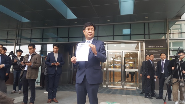 김용 경기도 대변인이 16일 오후 아주대병원 앞에서 이재명 경기도지사의 신체를 검증한 의료진의 소견 결과를 브리핑 하고 있다.