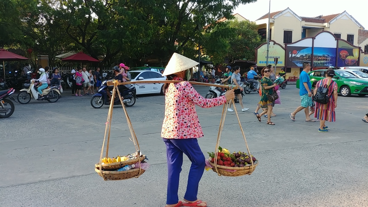  호이안 거리에서 만난 과일 파는 행상의 과일바구니가 이채롭다. 
