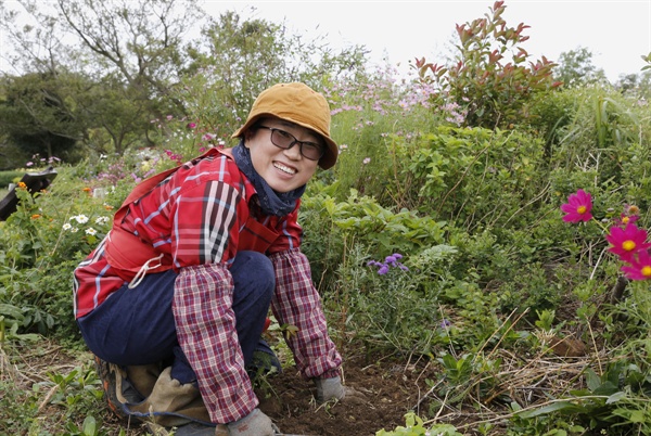 '쑥섬'의 산정을 꽃밭으로 가꾸고 있는 약사 고채훈 씨. 지난 10월 9일 오후 섬의 정원에서 만났다.