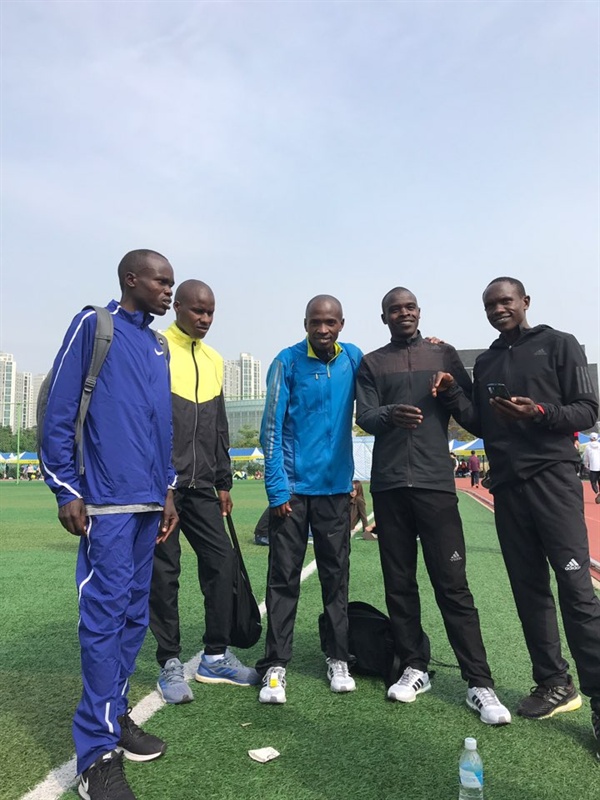 경기후 함께한 마라톤 선수 친구들과 사진찍는 티모시 경기후 함께 참여한 국제선수 구들과 찍은사진