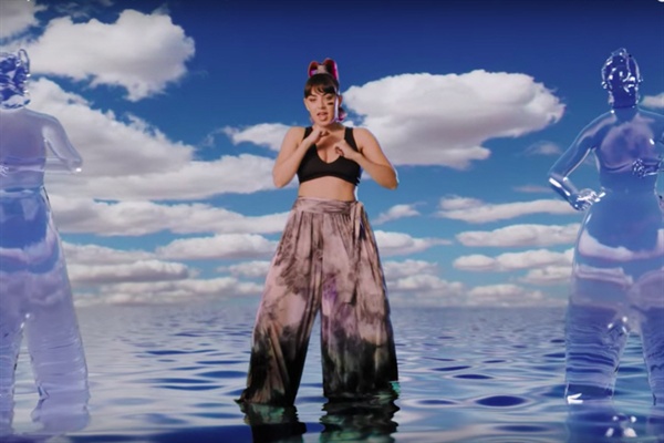  찰리 XCX가 재현하는 무대는 영국 3인조 걸 그룹 TLC의 히트곡 'Waterfalls' 뮤직비디오다.