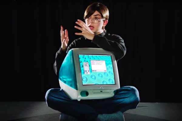 스티브 잡스로 분한 찰리 XCX. 그가 안고 있는 컴퓨터가 아이맥 g3버전이다.