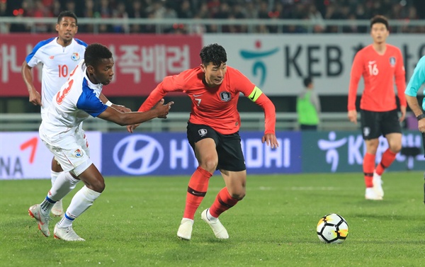 드리블하는 손흥민 16일 오후 천안종합운동장에서 열린 축구대표팀 평가전 대한민국 대 파나마의 경기. 손흥민이 드리블을 하고 있다.