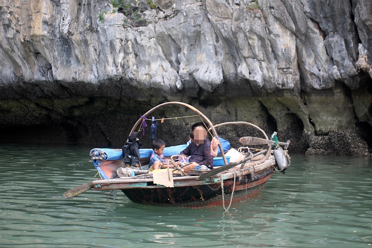 하롱베이 비경관광 수상촌 사람들이 한가한 시간을 보내는 모습