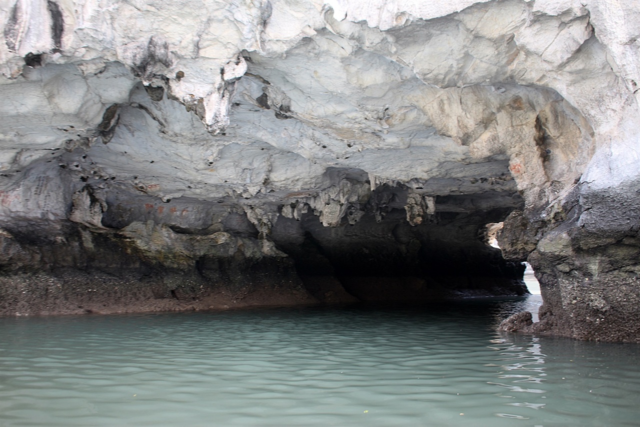 하롱베이 비경관광 수상동굴  모습