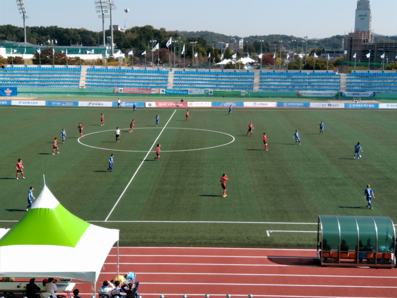  인천(푸른색 유니폼)과 서울의 경기 모습
