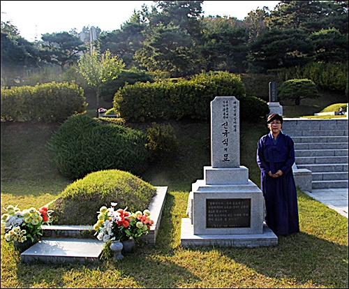 신규식 국무총리 역시 국가보훈처 기록에는 여전히 '상해 만국공묘(萬國公墓)에 안장되었다' 고 적어놓고 있다. 현재 국립서울현충원 "임정묘역 8'에서 영면해 계신다