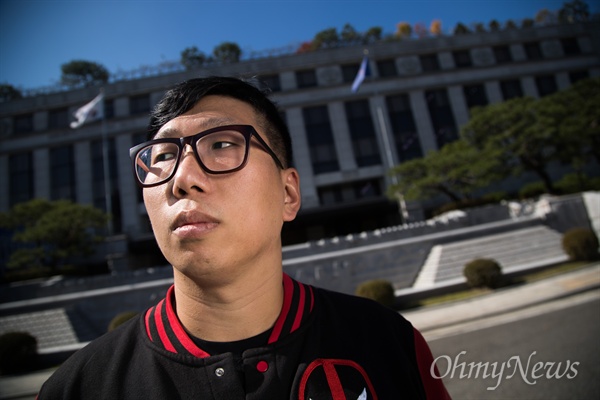 법률 웹툰 <동네변호사 조들호>를 연재한 김양수 (필명 해츨링) 작가가 헌법재판소 앞에서 촬영을 하고 있다. 
