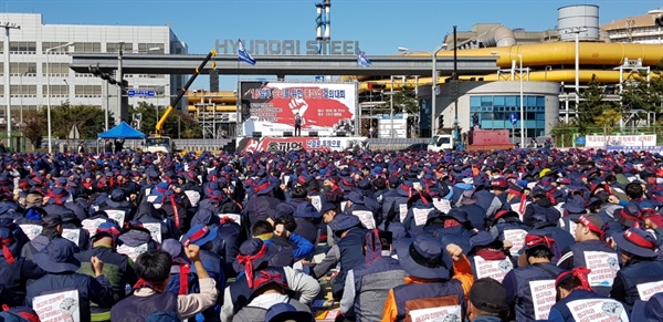 48시간 총파업 중인 현대제철 비정규직 노동자들이 결의대회를 진행하고 있다.