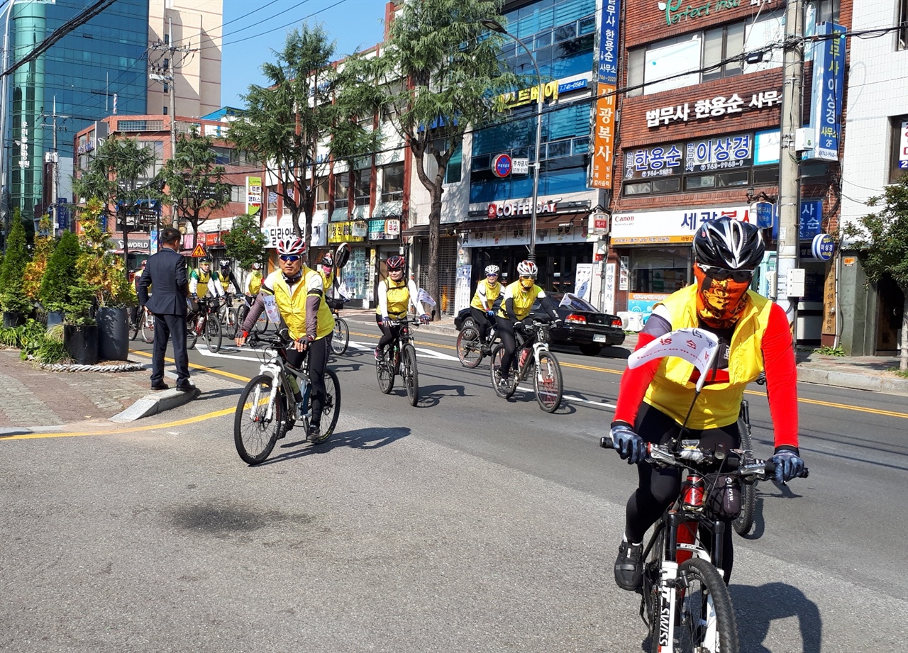 3박 4일 일정으로 여수에서 출발하여 최종 목적지인 서울 광화문광장에 가기 위한 자전거 순례단 출정식을 위해 자전거 동호회 회원들이 순천시청으로 오고 있다.