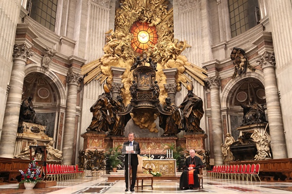 문재인 대통령이 17일(현지시간) 이탈리아 로마 바티칸 성 베드로 성당에서 피에트로 파롤린 국무원장이 집전한 '한반도 평화를 위한 특별미사’를 마친 후 특별 연설을 하고 있다. 