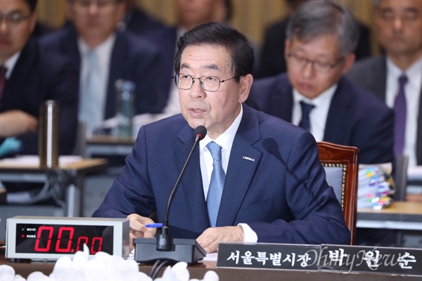18일 열린 국회 안전행정위원회 서울시 국정감사에서 박원순 시장이 답변을 하고 있다.