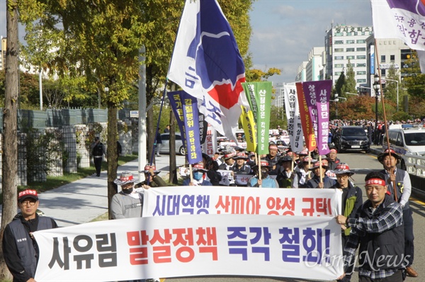 
지난 10일 한국금융산업노동조합 산림조합중앙회지부는 대전 정부청사에서 집회를 갖고, 김재현 산림청장의 퇴진을 요구했다. 이들은 "정부가 산림조합의 조직을 축소하고, 산하기관에 낙하산 인사와 일감을 몰아주기를 강행하고 있다"면서, 산림청 개혁과 적폐를 청산해야 한다고 주장했다.