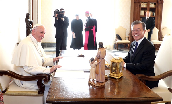교황청을 공식 방문 중인 문재인 대통령이 10월 18일 오후 (현지시간) 바티칸 교황청을 방문해 프란치스코 교황을 만나 얘기를 나누고 있다.