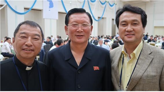 10년 만에 평양에서의 재회, 사진 왼쪽은 박창일 신부님. 