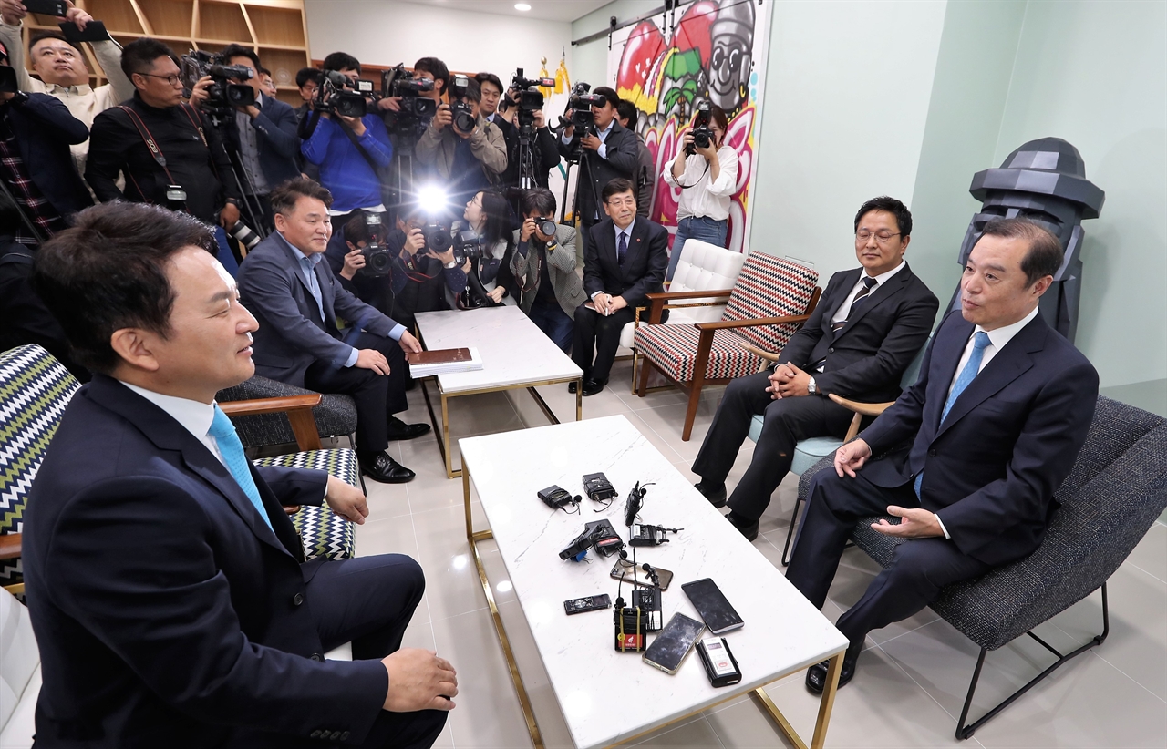 김병준 자유한국당 비상대책위원장(오른쪽)이 18일 오후 제주도청을 방문, 원희룡 지사와 면담하고 있다.