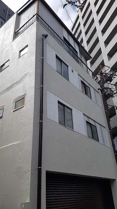 앞으로 1년간 살게 된 도쿄의 옥탑방. 오래된 건물을 지난 겨울 리모델링했다.