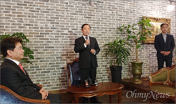 김병준 자유한국당 비상대책위원장이 19일 오전 대전 중구의 한 커피숍에서 기자간담회를 갖고 있다. 이날 오후 김 위원장은 대전대학교에서 '사회·경제적 현실과 우리의 정치'라는 주제로 강연을 한다.
