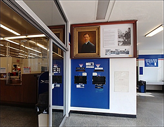 미국 로스앤젤레스 시내에 있는 도산 안창호 우체국, 입구에 안창호 선생 사진이 걸려있다.