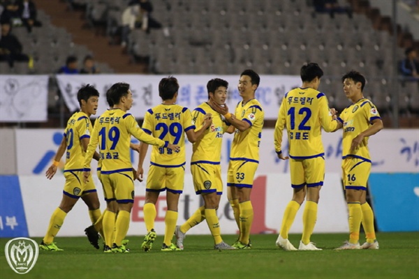  최근 아산을 연고지로 활약 중인 무궁화축구단에 선수수급을 중단하겠다는 경찰청의 입장발표에 무궁화축구단은 물론 지역 축구팬들이 강하게 반발하고 있다.