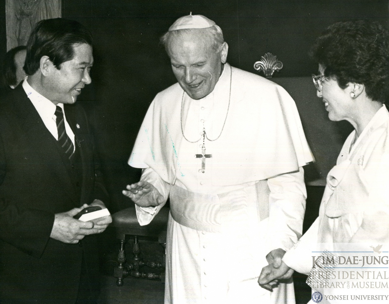 1989년 김대중 당시 평민당 총재가 교황청에 방문해서 교황 요한 바오로2세를 알현할 때의 모습
