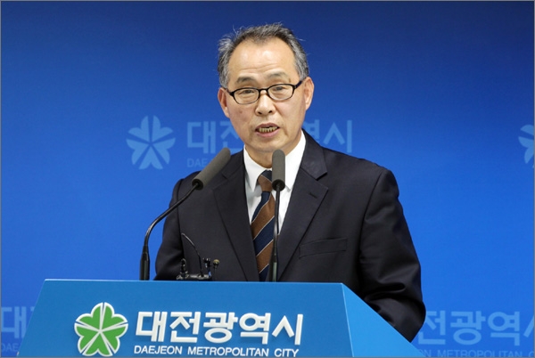 김영호 대전 월평공원 공론화위원회 위원장이 19일 오후 대전시청 브리핑룸에서 입장을 밝히고 있다.