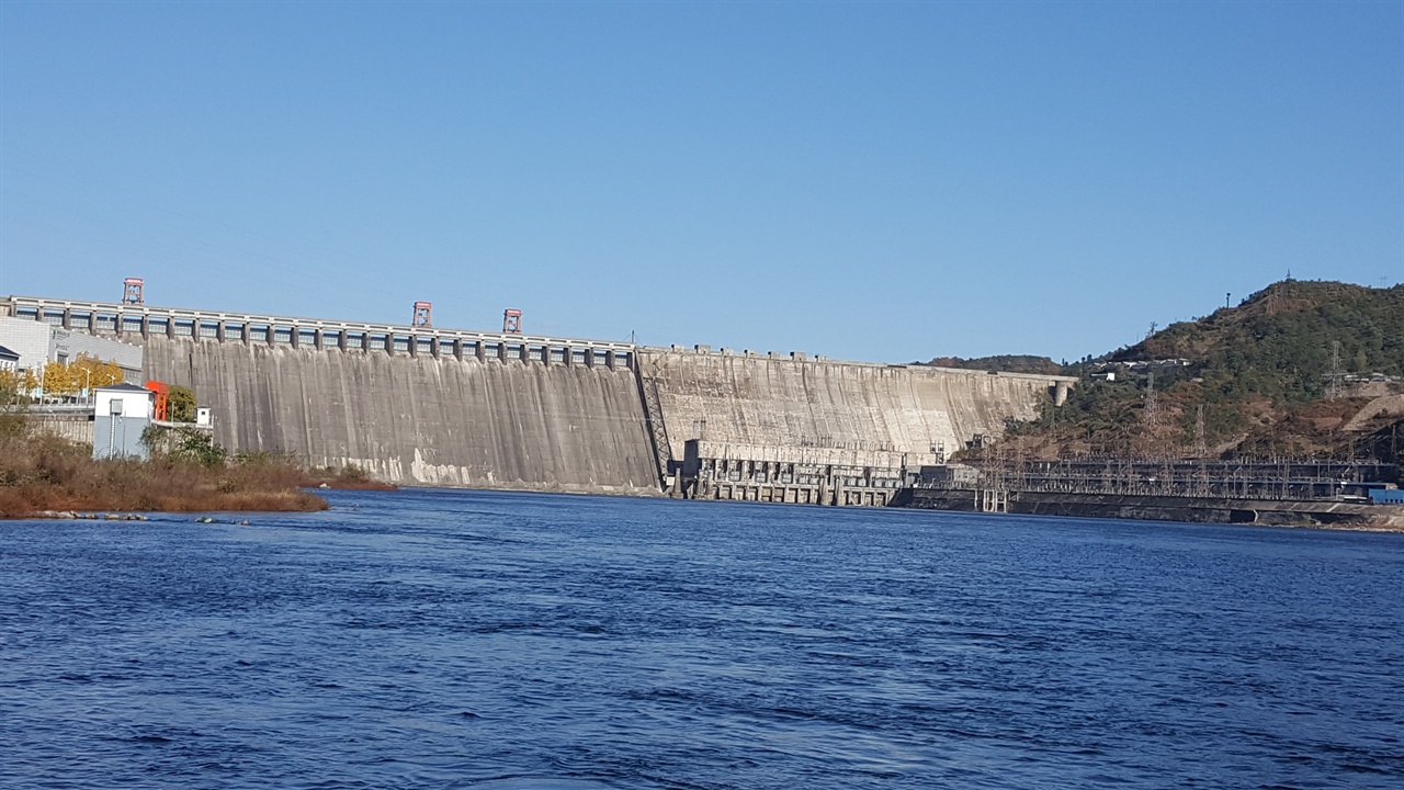 한 때 아시아 최대규모의 전력 생산량을 자랑하던 댐이다. 지금은 그 30% 정도만 생산한다고 한다.