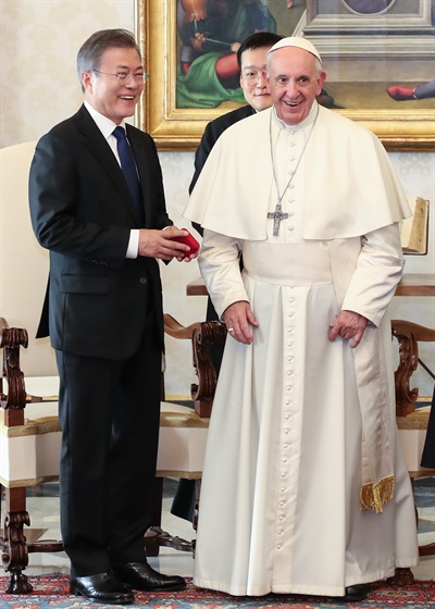 교황청을 공식 방문한 문재인 대통령과 프란치스코 교황. (자료사진)