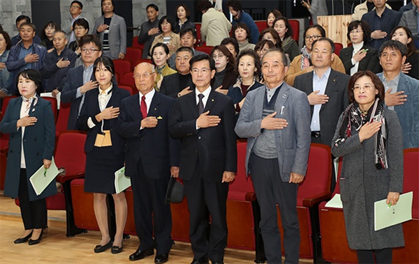 강릉시는 지난 19일 강릉명주예술마당 3층 공연장에서 제4기 지역사회보장계획(안) 시민공청회를 개최했다.