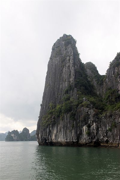 윗부분은 둥글고 대부분 절벽처럼 생긴 하롱베이 섬들의 모습,