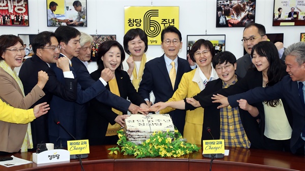 이정미 대표, 윤소하 원내대표 등 정의당 의원들과 당직자들이 21일 국회에서 열린 정의당 창당 6주년 기념행사에서 축하 떡을 자르고 있다.