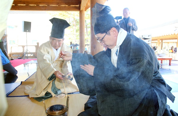 김경수 경남지사는 20일 산청 한국선비문화원에서 열린 '남명제례'에 초헌관으로 참여했다.