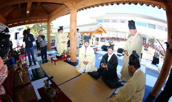 김경수 경남지사는 20일 산청 한국선비문화원에서 열린 '남명제례'에 초헌관으로 참여했다.
