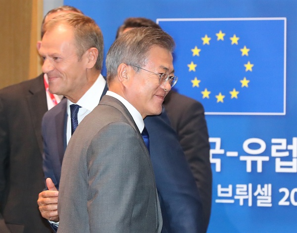 제12차 아셈(ASEM·아시아유럽정상회의)에 참석한 문재인 대통령이 19일 오후(현지시간) 벨기에 브뤼셀 유럽연합이사회본부 내 유로파 빌딩에서 도날드 투스크(Donald Tusk) EU 정상회의 상임의장과 확대 정상회담에 앞서 인사를 나누고 있다.
