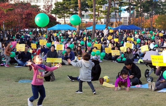 21일 집회에 참가한 유치원생들이 녹색 풍선을 하늘로 날리며 놀고 있다. 