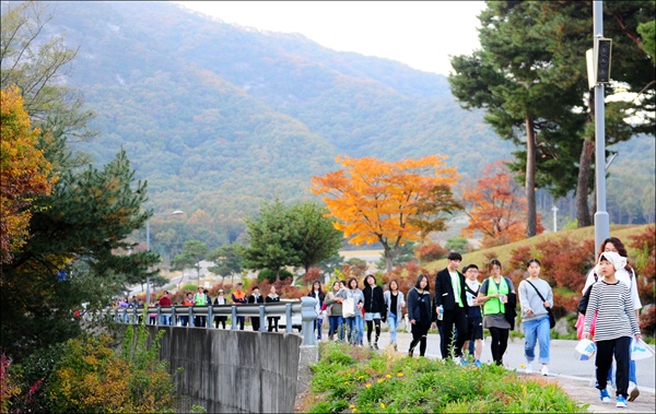 10월 21일 ‘이야기가 있는 현충원 평화 둘레길 걷기’ 행사에 참가해 둘레길을 걷고 있는 참가자들.