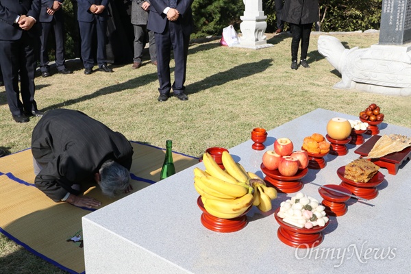 왕산 허위 선생의 손자인 허경성(92)씨가 허위 선생 110주년 추모제에서 큰절을 올리고 있다.