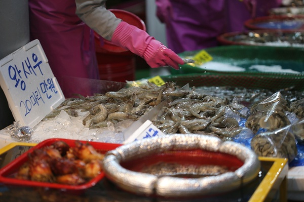 시장에서 해산물을 사서 근처 식당에 가면 실비로 요리를 해준다.